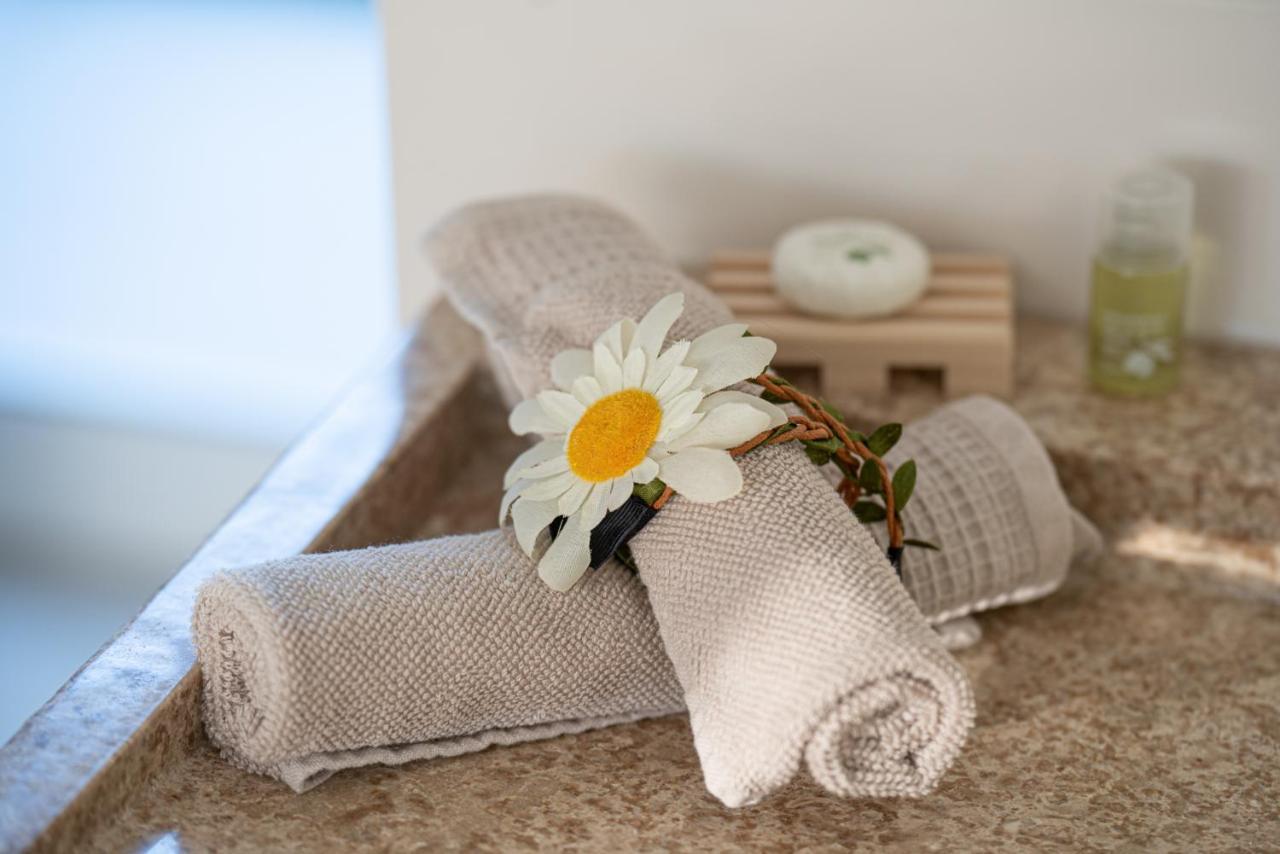 Lovina Chambre De Charme Avec Jaccuzi Velaux Exterior foto