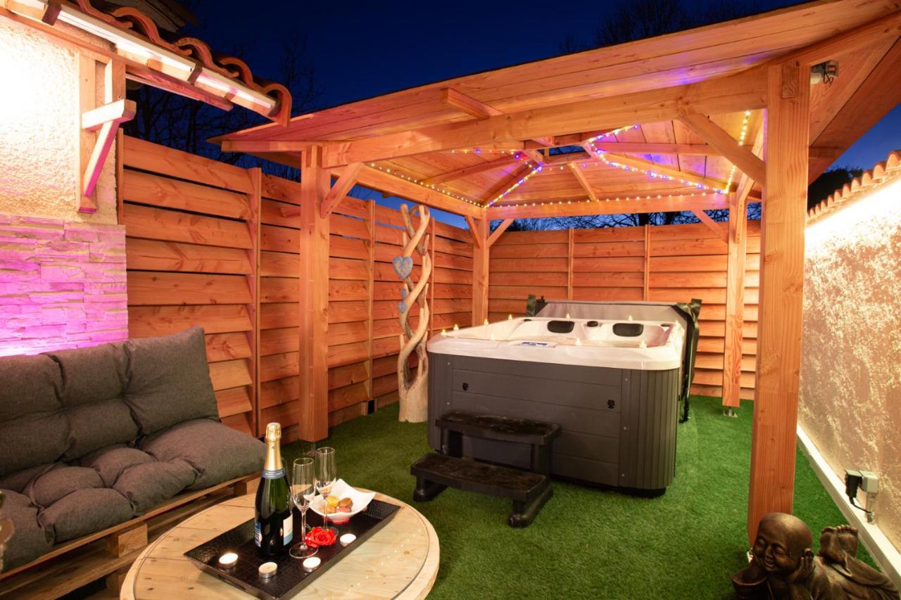 Lovina Chambre De Charme Avec Jaccuzi Velaux Exterior foto