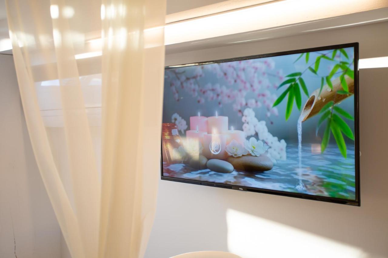 Lovina Chambre De Charme Avec Jaccuzi Velaux Exterior foto